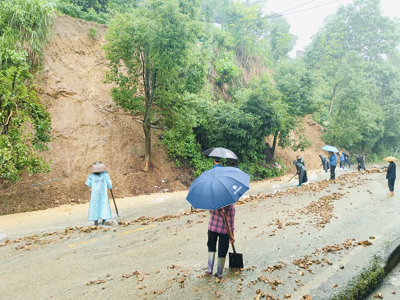 建强公司山体滑坡.jpg