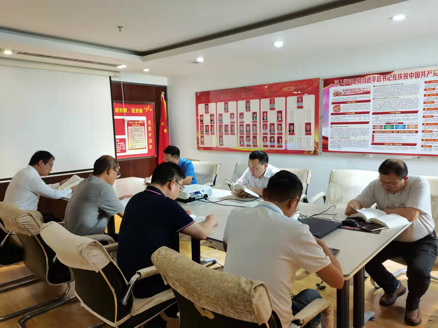 1632727579661796.jpg 地矿股份领导班子开展集体诵读活动.jpg
