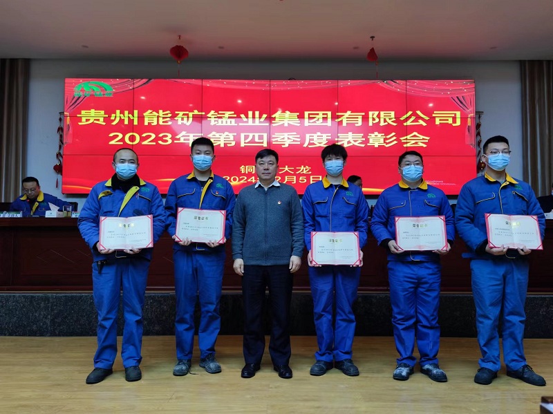 1707384327563227.jpg 李凯总为先进颁奖.jpg