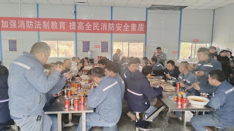 1738834546319373.jpg 西能锌业员工围坐.jpg