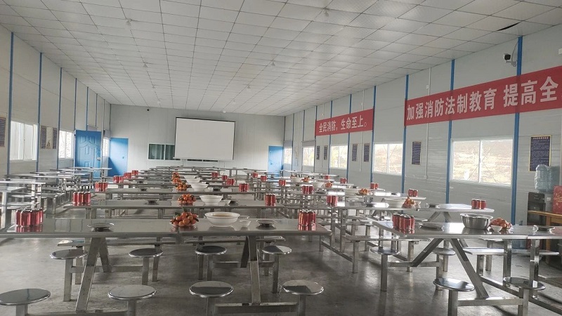 1738834559228661.jpg 西能锌业在食堂营造出浓厚的节日氛围.jpg