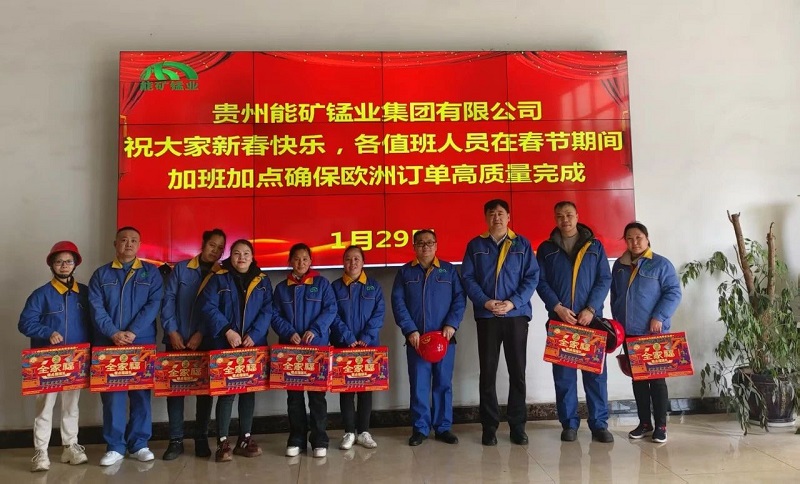 1738834585204804.jpg 谭晓军看望慰问在岗员工代表.jpg