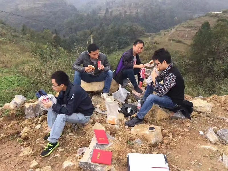 1753147029993362.jpg 石治均(左二)在遵义播州区铝土矿找矿项目野外调查.jpg