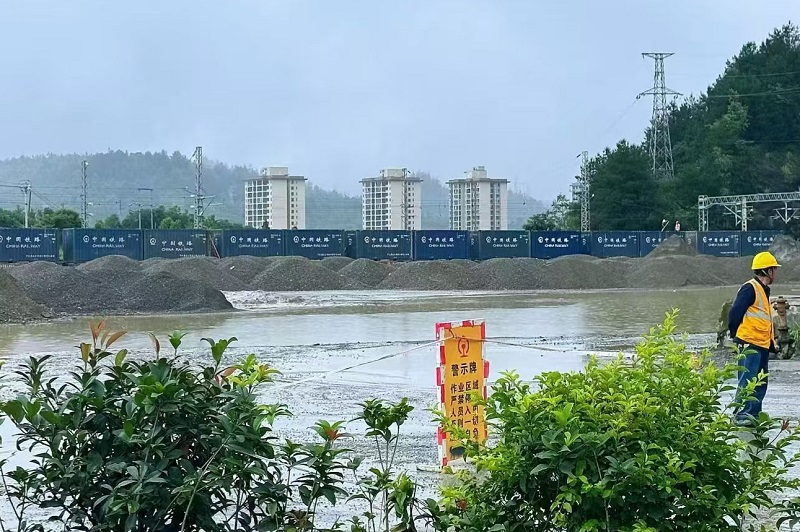 1775619078805245.jpg 织金火车站磷矿待装列车运出.jpg