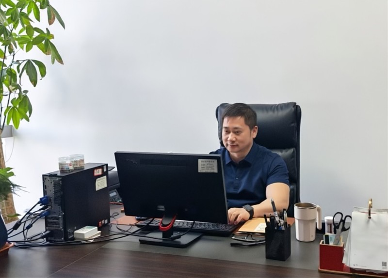1779716658947300.jpg 唐琳正在处理业务审批流程.jpg