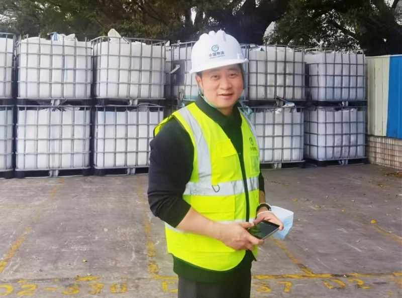 1779716764805840.jpg 唐琳正在中储仓验收钴中间品.jpg