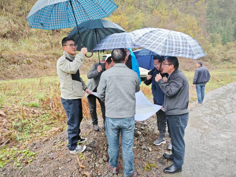 1786501235859552.jpg 2024年12月23日,姚泽钰在打麻厂项目现场汇报工业场地选址情况。.jpg